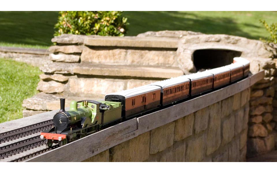 A late Victorian boat train that would have run between London and Southampton docks, but here diverted on to Tony Simpkin's garden railway